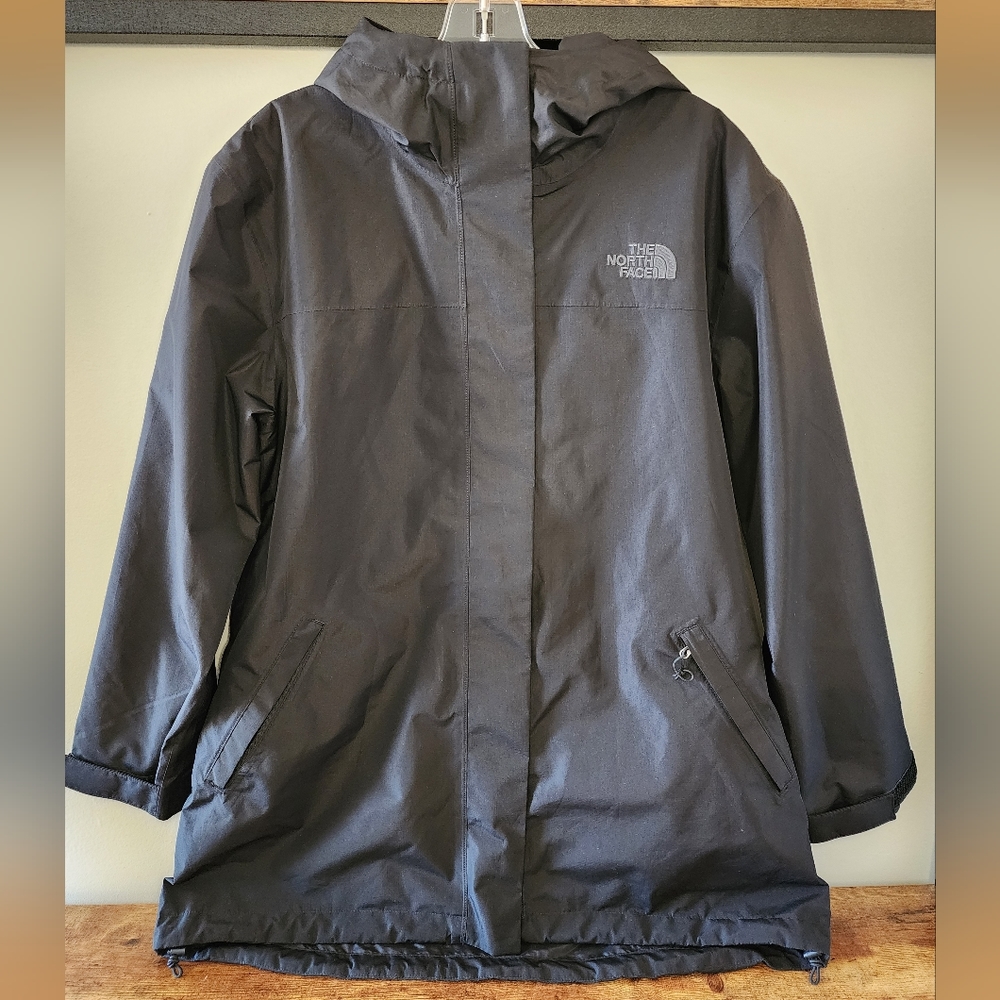 The North Face Women’s Black Voyage Midi Size Medium Rain Jacket